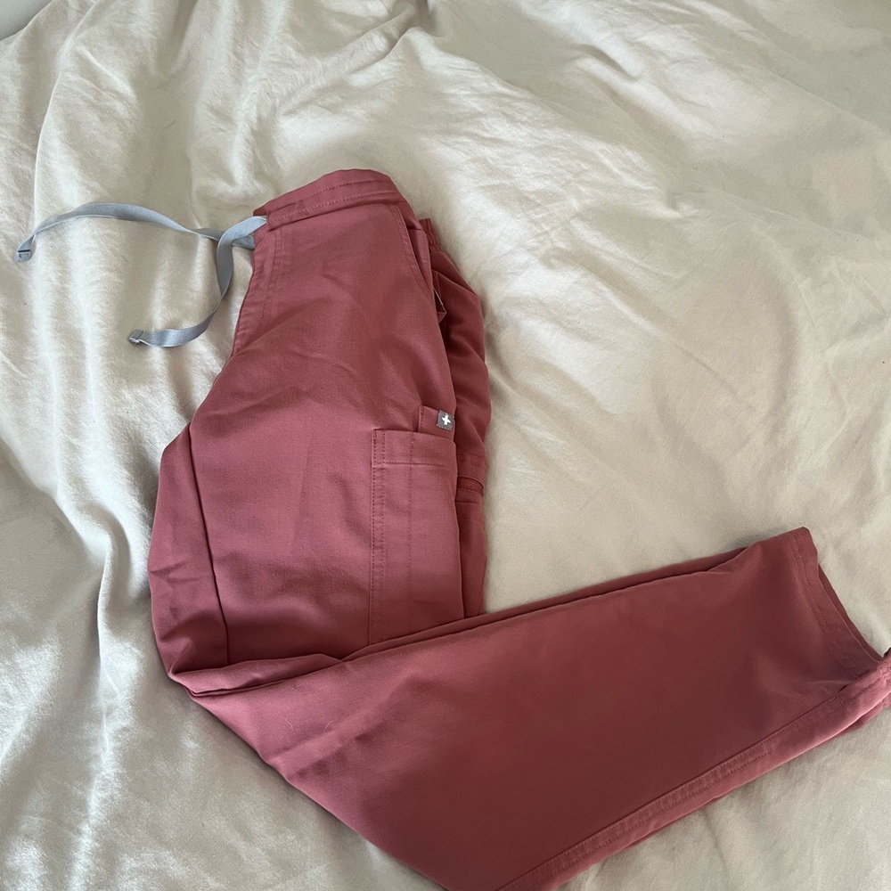 Figs Mauve Skinny Cargo Scrub Pants
